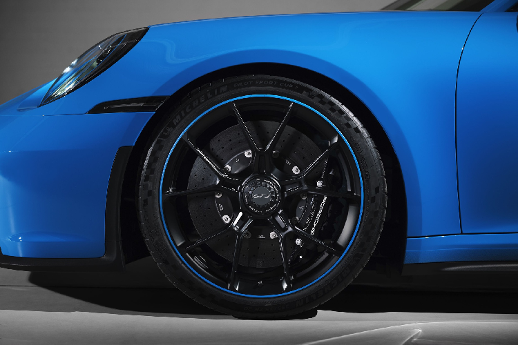 Đĩa phanh ở trước và sau có đường kính lần lượt là 408 mm và 380 mm. Tuy nhiên, Porsche chưa đưa ra thông tin về tùy chọn hệ thống đĩa phanh carbon-ceramic mới của hãng. Porsche 911 GT3 đời 2021 được trang bị tiêu chuẩn bộ lốp Michelin Pilot Sport Cup 2, hoặc tùy chọn bộ lốp dành cho đường đua Michelin Cup 2 R với kích thước 20 inch ở phía trước và 21 inch ở phía sau.