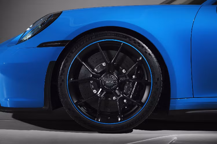 Đĩa phanh ở trước và sau có đường kính lần lượt là 408 mm và 380 mm. Tuy nhiên, Porsche chưa đưa ra thông tin về tùy chọn hệ thống đĩa phanh carbon-ceramic mới của hãng. Porsche 911 GT3 đời 2021 được trang bị tiêu chuẩn bộ lốp Michelin Pilot Sport Cup 2, hoặc tùy chọn bộ lốp dành cho đường đua Michelin Cup 2 R với kích thước 20 inch ở phía trước và 21 inch ở phía sau.