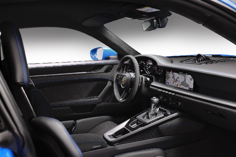 Nội thất của Porsche 911 GT3 2021 khá tương đồng với các biến thể của thế hệ 992. Tuy nhiên, 911 GT3 được trang bị thêm tính năng “Track Screen”. Chỉ với một phím chức năng, các thông tin không cần thiết được dịch chuyển về 2 bên màn hình phụ trái và phải, nhường chỗ cho các thông tin cần thiết trong việc chạy track như chỉ số áp suất lốp, áp lực dầu động cơ, nhiệt độ dầu, mức nhiên liệu, nhiệt độ nước làm mát… Ngoài ra, 911 GT3 còn được trang bị đèn báo chuyển số trên màn hình táp-lô.