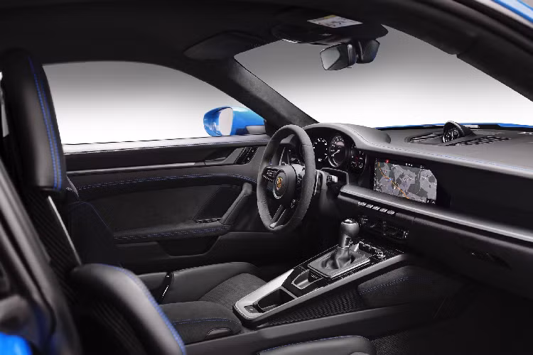 Nội thất của Porsche 911 GT3 2021 khá tương đồng với các biến thể của thế hệ 992. Tuy nhiên, 911 GT3 được trang bị thêm tính năng “Track Screen”. Chỉ với một phím chức năng, các thông tin không cần thiết được dịch chuyển về 2 bên màn hình phụ trái và phải, nhường chỗ cho các thông tin cần thiết trong việc chạy track như chỉ số áp suất lốp, áp lực dầu động cơ, nhiệt độ dầu, mức nhiên liệu, nhiệt độ nước làm mát… Ngoài ra, 911 GT3 còn được trang bị đèn báo chuyển số trên màn hình táp-lô.