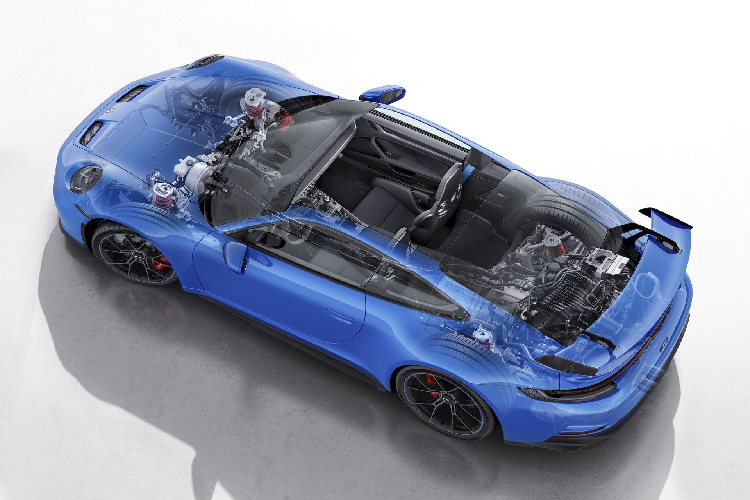 Một thay đổi dễ nhận thấy là thiết kế cản trước cuả siêu xe Porsche 911 GT3 2021 được cắt xẻ sâu hơn vào bên trong, nhờ đó tính khí động học của xe được cải thiện. Luồng gió đi trực tiếp vào trung tâm cản trước giờ đây được hướng theo 2 khe thoát gió nằm trên nắp capo xe. Khách hàng cũng có thể lựa chọn nắp capo làm từ sợi carbon để giảm khối lượng tổng thể của xe.