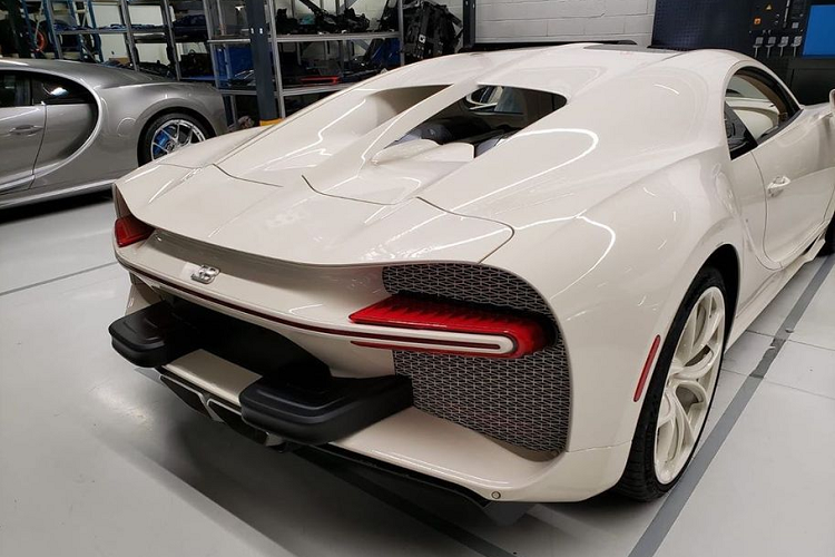 Nhờ đó, siêu phẩm triệu đô Bugatti Chiron Hermes có thể tăng tốc từ vị trí xuất phát lên 100 km/h trong thời gian 2,5 giây, tương đương với Ferrari SF90 Stradale của doanh nhân Đức Huy hay Cường "Đô-la" đang chờ bàn giao. Nhưng vận tốc tối đa của Chiron Hermes lên đến 420 km/h, cao hơn 180 km/h so với siêu xe plug-in hybrid đầu tiên của Ferrari.