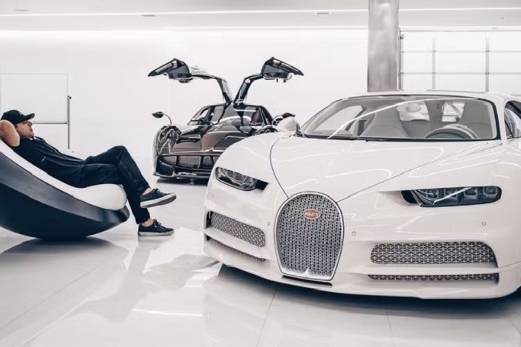 Theo đó, đại này này cho biết Bugatti Chiron giá xuất xưởng chỉ 2,6 triệu đô la nhưng mình lại chi hẳn ra 7 triệu đô la (khoảng 159 tỷ đồng) để mời hãng siêu xe cùng hãng thời trang của nước Pháp ngồi lại với nhau tạo ra tuyệt phẩm mang tên gọi Bugatti Chiron Hermes cho riêng mình. Có thể thấy, con số chênh lệch là 4,4 triệu đô la này có thể giúp nhiều người sở hữu khoảng 10 chiếc siêu xe Ferrari, Lamborghini, McLaren ngay trên đất Mỹ.