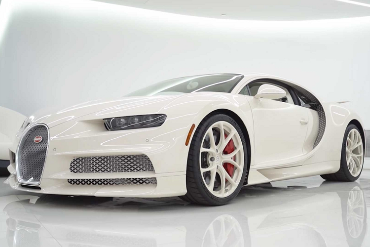 Được biết, Manny Khoshbin đã phải chờ đợi gần 3 năm để hãng siêu xe Bugatti và hãng thời trang danh tiếng Hermes ngồi lại với nhau để tạo ra đúng một chiếc Bugatti Chiron Hermes với những chi tiết độc nhất như lưới tản nhiệt quen thuộc của Bugatti nhưng được tạo hình từ chữ H của thương hiệu Hermes. Các chi tiết đi kèm cũng như quà tặng độc quyền của Hermes cùng các logo để khẳng định đây là Bugatti Chiron Hermes độc nhất thế giới.