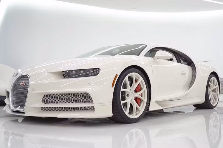 Được biết, Manny Khoshbin đã phải chờ đợi gần 3 năm để hãng siêu xe Bugatti và hãng thời trang danh tiếng Hermes ngồi lại với nhau để tạo ra đúng một chiếc Bugatti Chiron Hermes với những chi tiết độc nhất như lưới tản nhiệt quen thuộc của Bugatti nhưng được tạo hình từ chữ H của thương hiệu Hermes. Các chi tiết đi kèm cũng như quà tặng độc quyền của Hermes cùng các logo để khẳng định đây là Bugatti Chiron Hermes độc nhất thế giới.