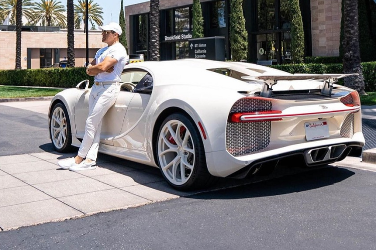 Tuy nhiên để đại gia này tiết lộ giá xe từng chiếc thì rất hiếm. Mới đây nhất, trong một cuộc phỏng vấn chớp nhoáng với các youtuber, Manny Khoshbin đã hé lộ chiếc xe đắt nhất trong garage của mình.