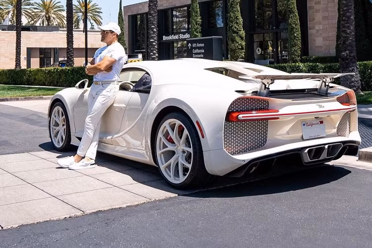 Tuy nhiên để đại gia này tiết lộ giá xe từng chiếc thì rất hiếm. Mới đây nhất, trong một cuộc phỏng vấn chớp nhoáng với các youtuber, Manny Khoshbin đã hé lộ chiếc xe đắt nhất trong garage của mình.