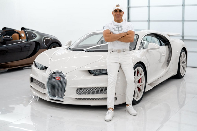 Thông tin về đại gia giàu nức tiếng ở Mỹ là Manny Khoshbin có mặt tràn ngập trên mạng xã hội và luôn thu hút sự quan tâm của giới mê xe, đơn giản là tay chơi này có bộ sưu tập xe hypercar đáng nể với nhiều chiếc thuộc bản 1 of 1 tức chỉ có 1 chiếc trên toàn thế giới - Bugatti Chiron Hermes mới là 1 ví dụ.