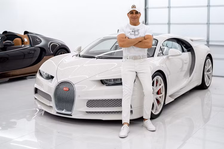 Thông tin về đại gia giàu nức tiếng ở Mỹ là Manny Khoshbin có mặt tràn ngập trên mạng xã hội và luôn thu hút sự quan tâm của giới mê xe, đơn giản là tay chơi này có bộ sưu tập xe hypercar đáng nể với nhiều chiếc thuộc bản 1 of 1 tức chỉ có 1 chiếc trên toàn thế giới - Bugatti Chiron Hermes mới là 1 ví dụ.