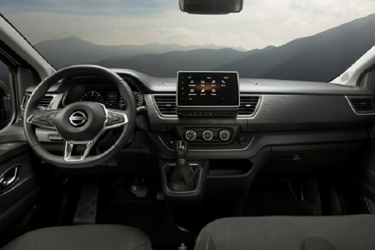 Bên cạnh ngoại thất hấp dẫn, nội thất của mẫu xe MPV Nissan NV300 Combi mang thiết kế mới với bảng điều khiển trung tâm được thiết kế lại toàn diện và sử dụng các vật liệu tạo cảm giác cao cấp hơn.