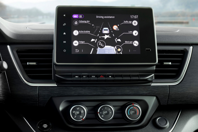 Điểm nổi bật trên Nissan NV300 Combi chính là việc bổ sung một loạt hệ thống an toàn và hỗ trợ lái ADAS bao gồm: Kiểm soát hành trình thích ứng, kiểm soát khoảng cách tự động, Cảnh báo điểm mù, Cảnh báo chệch làn đường, hệ thống nhận dạng biển báo giao thông hỗ trợ giúp người lái quan sát các biển báo trên đường nếu “quên nhìn” và hơn nữa.