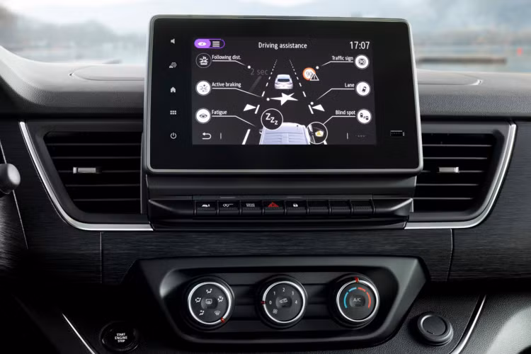 Điểm nổi bật trên Nissan NV300 Combi chính là việc bổ sung một loạt hệ thống an toàn và hỗ trợ lái ADAS bao gồm: Kiểm soát hành trình thích ứng, kiểm soát khoảng cách tự động, Cảnh báo điểm mù, Cảnh báo chệch làn đường, hệ thống nhận dạng biển báo giao thông hỗ trợ giúp người lái quan sát các biển báo trên đường nếu “quên nhìn” và hơn nữa.