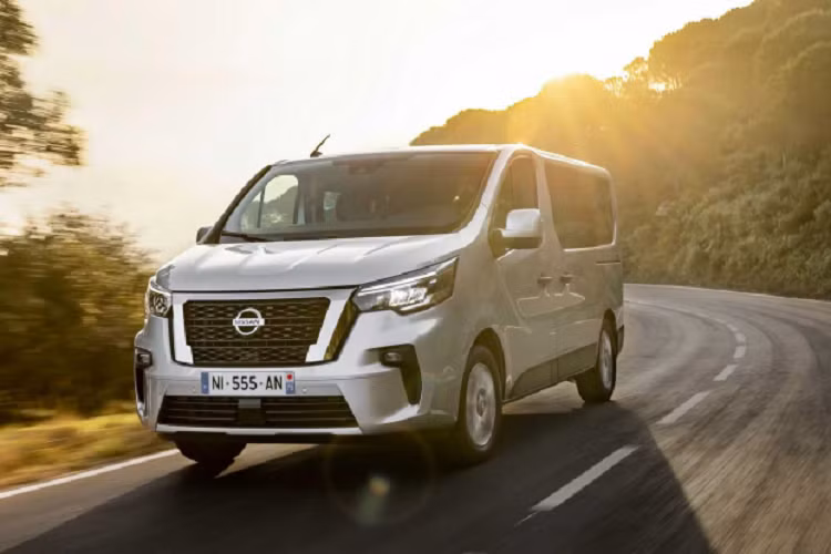 Nissan NV300 Combi thế hệ mới được thiết kế mới với cụm lưới tản nhiệt độc đáo dựa trên cấu trúc của Renault Trafic thế hệ thứ 3 đã có mặt trên thị trường từ năm 2014. Lưới tản nhiệt vuông vức và cản trước của Nissan NV300 Combi gợi nhớ đến mẫu bán tải Navara 2021.
