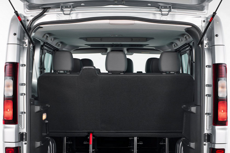 Tại thị trường châu Âu, Nissan sẽ bắt đầu bán NV300 Combi từ tháng 5 năm nay, giá bán vẫn chưa được tiết lộ. Xe đi kèm với gói bảo hành 5 năm hoặc 160.000km.