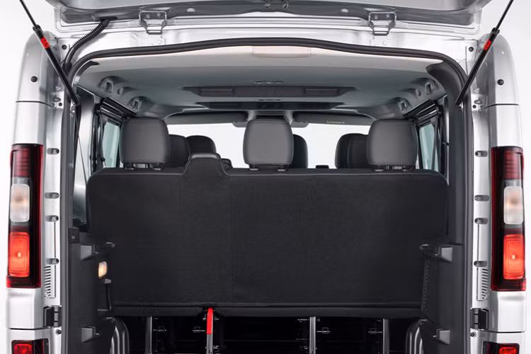 Tại thị trường châu Âu, Nissan sẽ bắt đầu bán NV300 Combi từ tháng 5 năm nay, giá bán vẫn chưa được tiết lộ. Xe đi kèm với gói bảo hành 5 năm hoặc 160.000km.