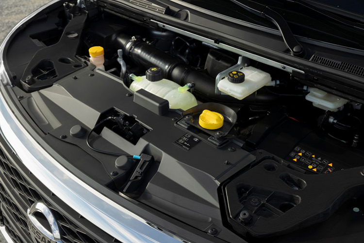 Nissan NV300 Combi mới sử dụng động cơ dầu 4cyl thẳng hàng, dung tích 2.0L dCi tăng áp mới với tổng cộng 3 công suất khác nhau (tùy phiên bản) lần lượt: 110 mã lực, 150 mã lực, hoặc 170 mã lực, đi kèm với mô-men xoắn cực đại lên đến 380Nm.