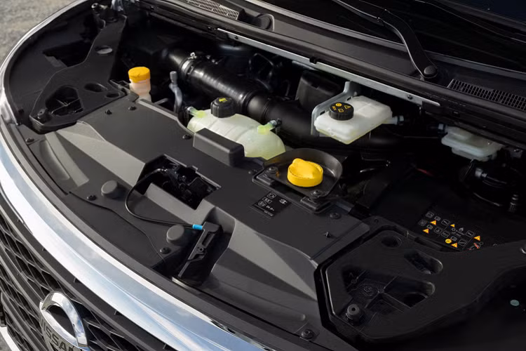 Nissan NV300 Combi mới sử dụng động cơ dầu 4cyl thẳng hàng, dung tích 2.0L dCi tăng áp mới với tổng cộng 3 công suất khác nhau (tùy phiên bản) lần lượt: 110 mã lực, 150 mã lực, hoặc 170 mã lực, đi kèm với mô-men xoắn cực đại lên đến 380Nm.