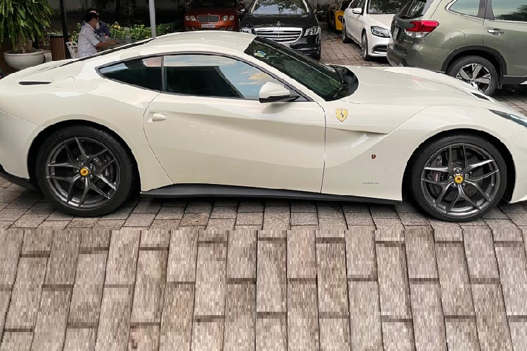 Việc rao bán các siêu xe đã qua sử dụng tại thị trường dải đất hình chữ S không quá xa lạ với giới mê xe nhưng hiếm có chiếc siêu xe nào lại được các tay chơi cũng như cò xe mua đi bán lại săn lùng như Ferrari F12 Berlinetta của Phan Thành. Lý do vì đây là 1 trong 5 chiếc Ferrari F12 Berlinetta có mặt tại Việt Nam, xe gần như mới tinh dù đã về nước được hơn 6 năm, chính xác là 6 năm 6 tháng.