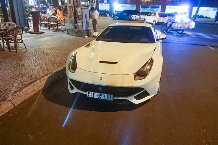 Trung bình 1 năm, chiếc siêu xe Ferrari F12 Berlinetta từng của Phan Thành chỉ lăn bánh 40 km, nếu tính theo tháng, ngựa chiến này chạy không quá 3,3 km. Đây có thể là 1 trong những chiếc siêu xe ít khi lăn bánh tại dải đất hình chữ S. Ngay đến cả ông Đặng Lê Nguyên Vũ từng sở hữu bộ sưu tập xe rất hùng hậu nhưng chỉ cần 2 hành trình siêu xe đã khiến đồng hồ công tơ mét của các xe nhảy vọt.
