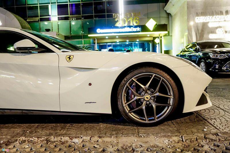 Ngoài việc bán đi 2 siêu xe là Audi R8 V10 Plus cùng Ferrari F12 Berlinetta, trong garage của anh em nhà Phan Hoàng còn có các siêu xe nổi bật khác Lamborghini Huracan LP610-4 và bộ đôi được Phan Thành mua vào tháng 6 năm 2016 là siêu xe mui trần McLaren 650S Spider cùng Ferrari 488 GTB bên cạnh xe Coupe siêu sang Rolls-Royce Wraith.