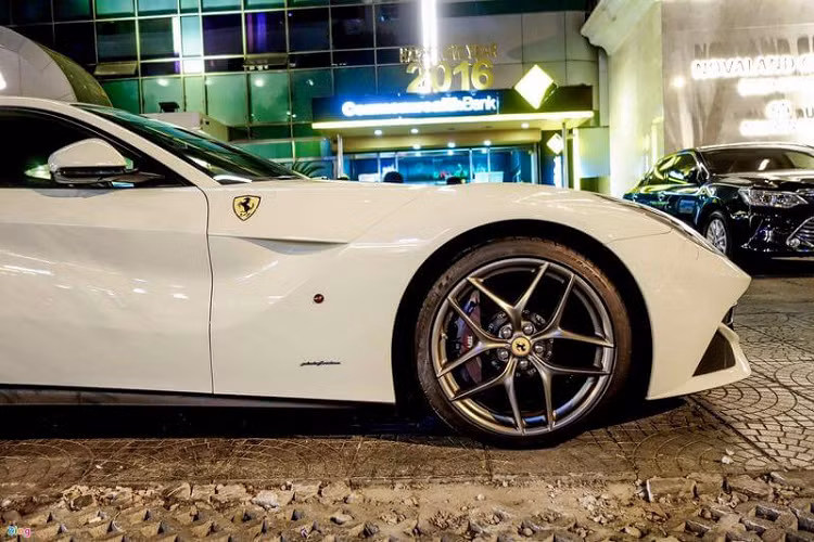 Ngoài việc bán đi 2 siêu xe là Audi R8 V10 Plus cùng Ferrari F12 Berlinetta, trong garage của anh em nhà Phan Hoàng còn có các siêu xe nổi bật khác Lamborghini Huracan LP610-4 và bộ đôi được Phan Thành mua vào tháng 6 năm 2016 là siêu xe mui trần McLaren 650S Spider cùng Ferrari 488 GTB bên cạnh xe Coupe siêu sang Rolls-Royce Wraith.