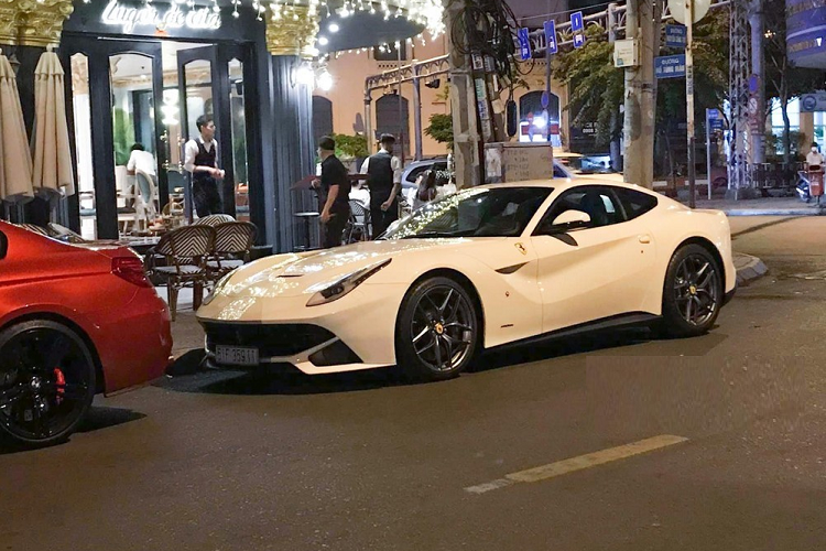 Siêu xe Ferrari F12 Berlinetta mới được Phan Thành bán lại và ngay lập tức được cho đi tái xuất trên đường phố Sài thành được trang bị động cơ V12, dung tích 6,3 lít, sản sinh công suất tối đa 730 mã lực và mô-men xoắn cực đại 690 Nm.