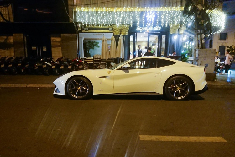 Động cơ kết hợp cùng hộp số ly hợp kép 7 cấp với thời gian sang số cực nhanh, nhờ đó, siêu xe Ferrari F12 Berlinetta chỉ mất khoảng thời gian 3,1 giây để tăng tốc lên 100 km/h từ vị trí xuất phát trước khi đạt vận tốc tối đa 340 km/h.