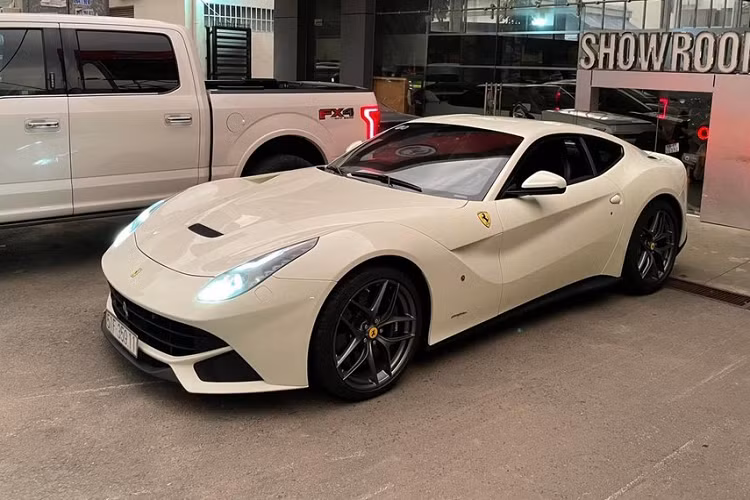 Thông tin từ người mua lại chiếc siêu xe Ferrari F12 Berlinetta của Phan Thành cho biết, ngựa chiến chỉ mới lăn bánh 255 km, tức trong 78 tháng về nhà của anh trai Phan Hoàng, siêu ngựa này chỉ lòng vòng các con phố Sài thành và có thể là nửa năm được thiếu gia này chạy 1 lần.