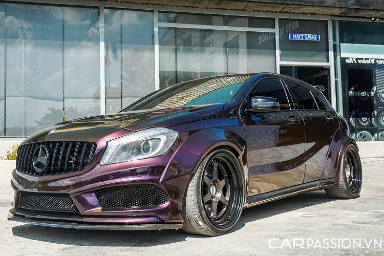 Nhằm đem lại cảm giác mới mẻ hơn, rất nhiều chi tiết bên trong cabin đã được bọc da Alcantara cao cấp như: bảng táp-lô, vô-lăng, táp-pi, trần xe và ghế ngồi. Hàng ghế trước của xe được chủ nhân tháo dỡ và thay bằng bộ ghế đua chỉnh cơ của thương hiệu Sparco, kết hợp cùng đai an toàn 4 điểm.