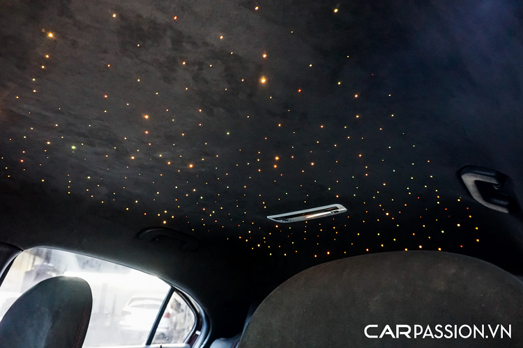 Điểm đặc biệt nằm ở việc các miếng ốp được vuốt liền vào thân xe thay vì sử dụng ốc vít để bắt vào như phần lớn mẫu xe độ widebody trên thế giới. Điều này mang đến cho phần ngoại thất một diện mạo mới quyến rũ và tinh tế hơn. Bên cạnh đó, gương chiếu hậu tích hợp đèn báo rẽ được sơn đen làm điểm nhấn.