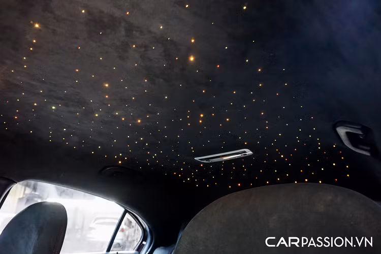 Điểm đặc biệt nằm ở việc các miếng ốp được vuốt liền vào thân xe thay vì sử dụng ốc vít để bắt vào như phần lớn mẫu xe độ widebody trên thế giới. Điều này mang đến cho phần ngoại thất một diện mạo mới quyến rũ và tinh tế hơn. Bên cạnh đó, gương chiếu hậu tích hợp đèn báo rẽ được sơn đen làm điểm nhấn.