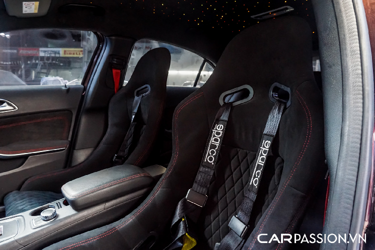 Nắp ca-pô nguyên bản được dập gân nổi và bổ sung thêm các khe thoát khí cỡ lớn. Hệ thống chiếu sáng trên xe vẫn là đèn Bi-Xenon tích hợp dải LED định vị ban ngày, trước khi được nâng cấp lên đèn full LED ở bản facelift ra mắt sau này. Hai bên hông xe là khu vực nhận được nhiều sự thay đổi nhất, các vòm bánh xe được Việt Mỹ Auto trang bị thêm những miếng ốp để biến đây trở thành một bản độ widebody hầm hố.