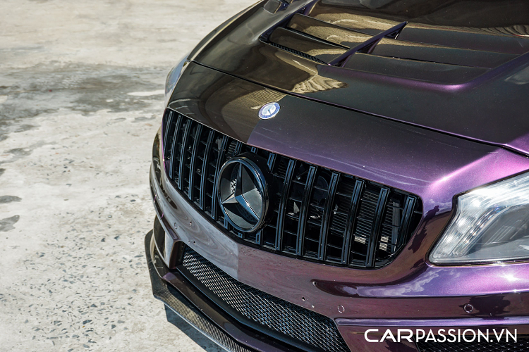 Cản sau có thiết kế dữ dằn, mui xe được bổ sung thêm một cánh gió thể thao. Do chưa hài lòng với âm thanh ống xả nguyên bản, vị chủ nhân đã trang bị cho xe bộ ống xả độ hoàn toàn mới đến từ thương hiệu Innotech Performance Exhaust (iPE). Đây là một cái tên rất được ưa chuộng bởi những người chơi xe trong nước nhờ giá thành phải chăng và chất lượng khá tốt.