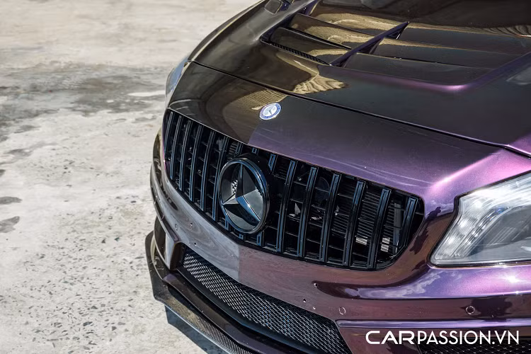 Cản sau có thiết kế dữ dằn, mui xe được bổ sung thêm một cánh gió thể thao. Do chưa hài lòng với âm thanh ống xả nguyên bản, vị chủ nhân đã trang bị cho xe bộ ống xả độ hoàn toàn mới đến từ thương hiệu Innotech Performance Exhaust (iPE). Đây là một cái tên rất được ưa chuộng bởi những người chơi xe trong nước nhờ giá thành phải chăng và chất lượng khá tốt.