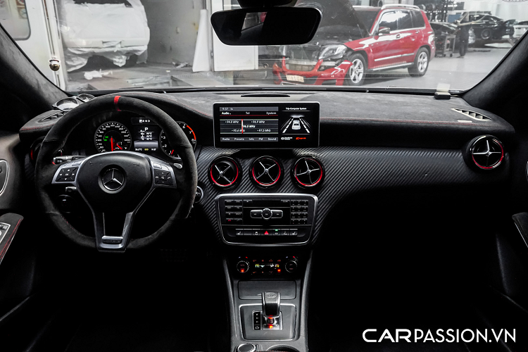 NNội thất A45 được trang bị bảng táp-lô AMG thể thao, cần số dập logo đặc trưng của AMG, gói nội thất AMG với ghế ngồi bọc da tối màu, chỉ khâu màu đỏ, vô-lăng 3 chấu thể thao và bàn đạp ốp thép không gỉ. Hệ thống giải trí trên xe gồm màn hình TFT 8 inch, dàn âm thanh vòm Harman Kardon 12 loa, điều hòa tự động đa vùng Thermotronic, đèn viền nội thất có thể điều chỉnh 12 màu sắc và độ sáng.