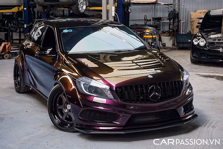 Tại Việt Nam, số lượng những chiếc Mercedes-AMG A45 thể thao có phần lép vế hơn khá nhiều so với người anh em CLA 45 do có ngoại hình "khiêm tốn", không đáp ứng được nhiều mục đích sử dụng khác nhau. Tuy vậy, mẫu xe này vẫn chiếm được không ít tình cảm của các tín đồ tốc độ do chính yếu điểm của mình. Với thiết kế nhỏ gọn, A 45 có khả năng tăng tốc đáng nể, vận hành linh hoạt và "nhẹ cân" hơn đáng kể so với những mẫu xe nhà Mercedes-AMG khác.