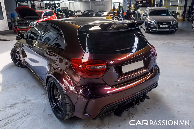 Bên cạnh những thay đổi ở ngoại thất và nội thất, "trái tim" của bản độ này cũng được nâng cấp với gói độ của AMS Performance, các chi tiết như: lọc gió, két nước,... đều được thay mới từ hãng độ Mỹ. Khối động cơ nguyên bản sau khi được remap ECU và trang bị những món đồ chơi của Alpha Performance đạt mức công suất lên đến 500 mã lực, tăng 140 mã lực so với thông số từ nhà sản xuất. Tại thời điểm ra mắt, giá xe Mercedes-AMG A45 thế hệ W176 chính hãng khoảng 2 tỷ đồng.