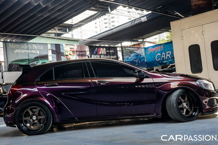 Trong bài viết là chiếc Mercedes-AMG A45 tại Sài Gòn thuộc thế hệ W176 và được một người chơi xe có tiếng độ lại với hàng loạt những món đồ chơi đắt giá. Cụ thể, anh đã quyết định "mạnh tay" nâng cấp toàn bộ ngoại thất, nội thất và kể cả công suất máy với tổng chi phí lên đến hàng trăm triệu đồng.