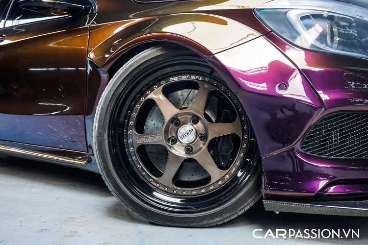 Đơn vị thực hiện dự án độ công phu này tại TPHCM. Đầu tiên không thể không đề cập đến lớp sơn "tắc kè hoa" cực độc do chính tay ông chủ của xưởng độ pha màu, bộ áo mới gây ấn tượng khi có khả năng chuyển màu đa dạng theo từng góc nhìn khác nhau.