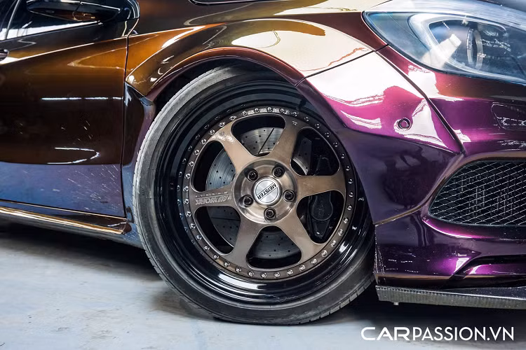 Đơn vị thực hiện dự án độ công phu này tại TPHCM. Đầu tiên không thể không đề cập đến lớp sơn "tắc kè hoa" cực độc do chính tay ông chủ của xưởng độ pha màu, bộ áo mới gây ấn tượng khi có khả năng chuyển màu đa dạng theo từng góc nhìn khác nhau.