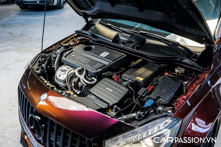 Để kết hợp hài hoà hơn với phần thân xe mới, chủ nhân cũng đã thay thế bộ mâm AMG 5 chấu kép có tên gọi Work Meister L1. Bộ mâm "hàng hiệu" này có thiết kế 6 chấu đơn khoẻ khoắn và được cấu tạo từ ba mảnh riêng biệt. Trong khi đó, phần viền mâm có màu đen bóng và các nan được sơn màu vàng tạo cái nhìn đồng điệu với lớp sơn độc đáo. Phía sau là hệ thống phanh đĩa hiệu suất cao với cùm phanh AMG được sơn đen.