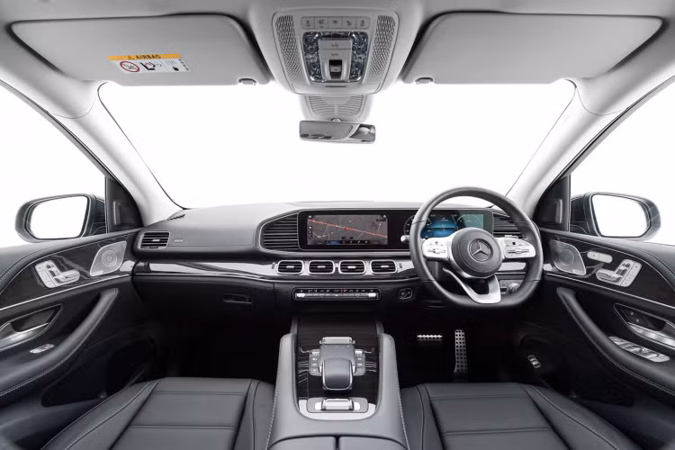 Nhờ đó, GLS 350d có khả năng tăng tốc từ 0 – 100 km/h chỉ trong 7 giây trước khi đạt tốc độ tối đa 227km/h. GLS350d có tổng cộng 5 chế độ lái tiêu chuẩn. Xe sử dụng hệ thống treo AIRMATIC. So với phiên bản GLS 450 máy xăng, GLS 350d máy dầu có tính kinh tế và mô-men xoắn cao hơn. Tuy nhiên, khác với Thái Lan, người Việt không chuộng xe sang máy dầu.