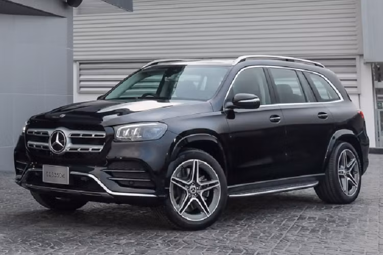 Dòng SUV hạng sang cỡ lớn Mercedes-Benz GLS thế hệ mới đã được lắp ráp tại Thái Lan với duy nhất phiên bản máy dầu. Mức giá xe Mercedes-Benz GLS 350d 4MATIC AMG Premium có giá bán 6,499 triệu bath (khoảng 4,9 tỷ đồng). Nhờ lợi thế lắp ráp trong nước, nên nguồn cung của dòng xe GLS luôn có sẵn tại thị trường Thái, khác với thị trường Việt khách mua GLS chính hãng phải chờ đợi một thời gian để được nhận xe do nhập khẩu trực tiếp từ Mỹ, tương tự dòng GLE thấp hơn.