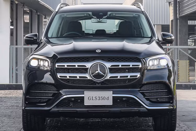 Theo tìm hiểu, trước đó tại Thái Lan, Mẫu xe Mercedes-Benz GLS 350d 4MATIC AMG Premium thế hệ mới nhập khẩu có giá bán 8,859 triệu baht (khoảng 6,59 tỷ đồng). Tuy nhiên, xe lắp ráp mới có giá bán chỉ 6,499 triệu bath (khoảng 4,9 tỷ đồng), giá bán hấp dẫn hơn rất nhiều.