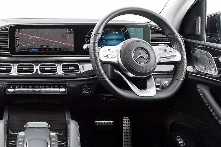 Phiên bản GLS 350d 4MATIC AMG Premium tại Thái Lan được trang bị gói trang trí ngoại thất AMG Line thể thao. Xe sở hữu cụm đèn pha MULTIBEAM LED với tổng cộng 112 bóng LED. “Dàn chân” GLS 350d 2020 sử dụng bộ mâm đa chấu AMG có kích thước 21 inch với thông số lốp trước/sau lần lượt 275/45 R21 và 315/40 R21.