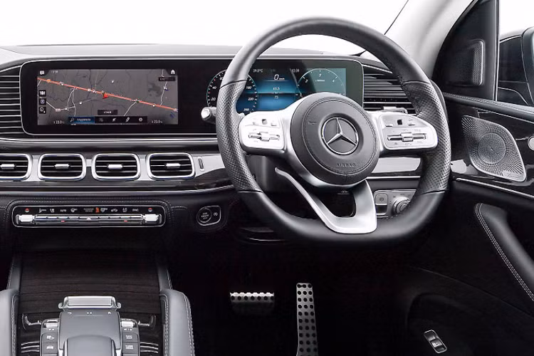 Phiên bản GLS 350d 4MATIC AMG Premium tại Thái Lan được trang bị gói trang trí ngoại thất AMG Line thể thao. Xe sở hữu cụm đèn pha MULTIBEAM LED với tổng cộng 112 bóng LED. “Dàn chân” GLS 350d 2020 sử dụng bộ mâm đa chấu AMG có kích thước 21 inch với thông số lốp trước/sau lần lượt 275/45 R21 và 315/40 R21.