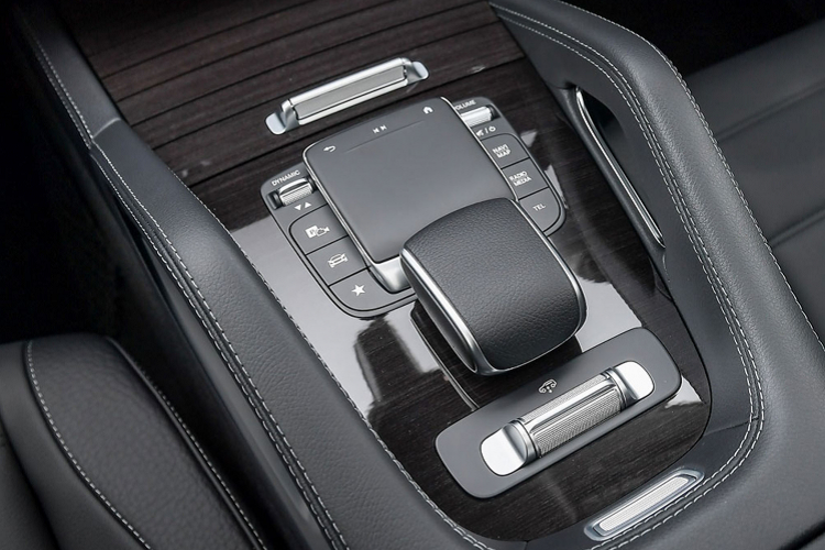 Nội thất xe được trang bị hệ thống thông tin giải trí MBUX mới sử dụng cặp màn hình 12,3 inch bao gồm màn hình hỗ trợ lái và cảm ứng trung tâm đa kết nối. Vô lăng thể thao 3 chấu. Hàng ghế thứ 2 điều chỉnh điện với nút bấm “EASY-ENTRY” để người ngồi dễ dàng ra vào khi ngồi hàng ghế thứ 3. Bên cạnh các tính năng khác như cặp màn hình giải trí 11,6 inch ở hàng ghế sau, đèn viền trang trí nội thất 64 màu, 09 cổng kết nối USB,...