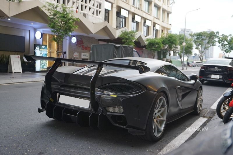 Nhờ loạt trang bị mới cùng thiết kế hầm hố vốn có, chiếc McLaren 570S độ Vorsteiner 570-VX này nhanh chóng thu hút ánh nhìn của những người xung quanh. Siêu xe Anh Quốc còn gây chú ý bởi hai cánh cửa cắt kéo đặc trưng.