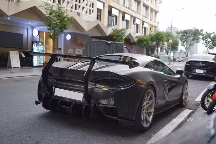 Nhờ loạt trang bị mới cùng thiết kế hầm hố vốn có, chiếc McLaren 570S độ Vorsteiner 570-VX này nhanh chóng thu hút ánh nhìn của những người xung quanh. Siêu xe Anh Quốc còn gây chú ý bởi hai cánh cửa cắt kéo đặc trưng.