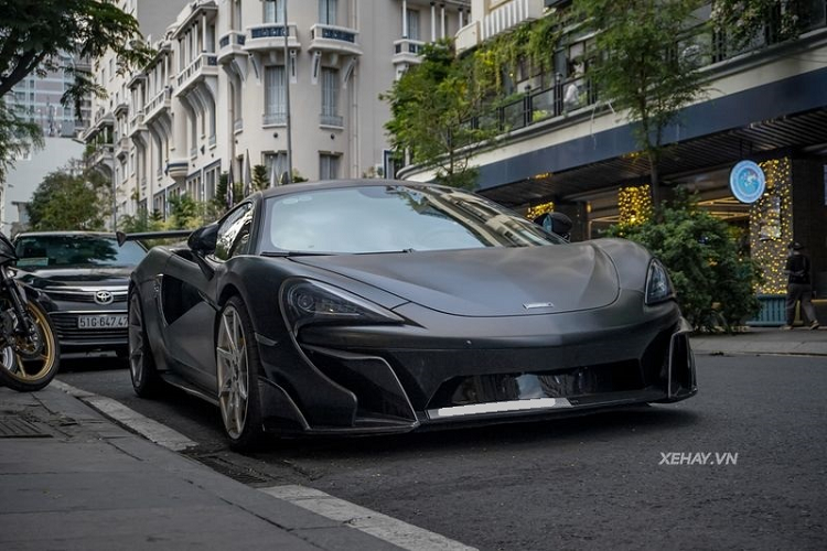 Cung cấp sức mạnh cho McLaren 570S là cỗ máy V8 tăng áp kép 3.8L, sản sinh công suất 562 mã lực và 600 Nm mô-men xoắn. Nhờ đó, siêu phẩm này có thể tăng tốc từ 0 - 100 km/h chỉ trong 3,2 giây trước khi đạt vận tốc tối đa 328 km/h.